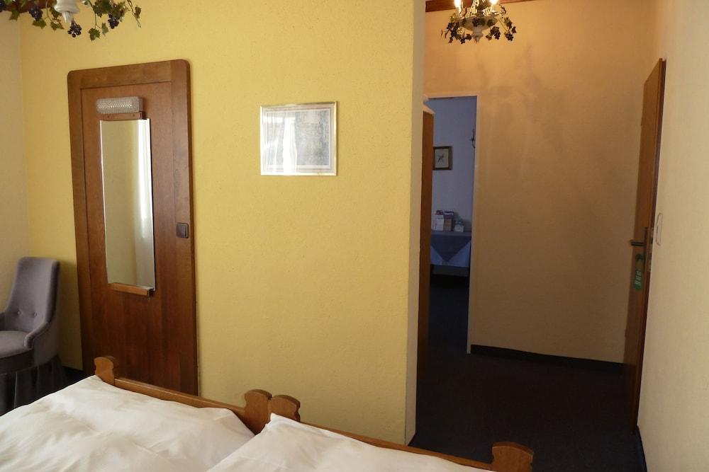 Akzent Hotel Berg'S Alte Bauernschaenke- Wellness Und Wein Ruedesheim am Rhein Exterior photo